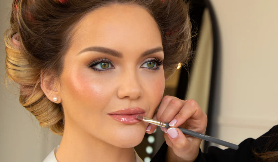 How to line your lips and apply lip gloss